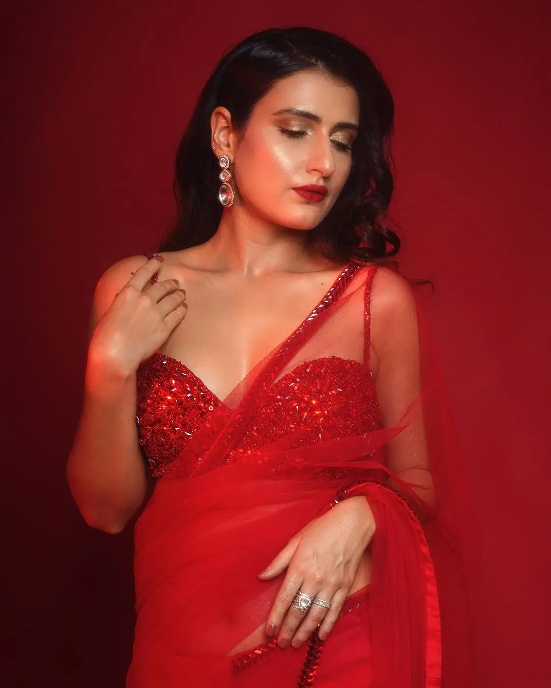 FATIMA SANA SHAIKH STILLS IN RED SAREE SLEEVELESS BLOUSE